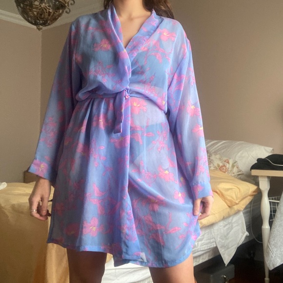Sold 💘 floral kimono robe 💘 - Picture 4 of 7